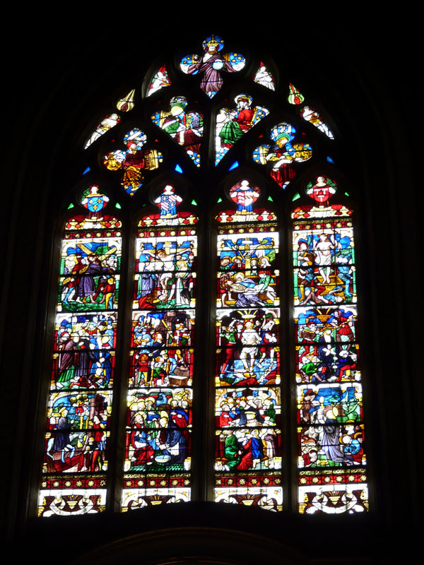 verrière : l'Entrée de Jésus à Jérusalem, la Cène, le Lavement des pieds, l'Agonie au Jardin des oliviers, le Baiser de Judas, Jésus devant Hérode, la Flagellation, le Couronnement d'épines, le Portement de croix, la Crucifixion, la Mise au tombeau, la Résurrection, anges, quatre prophètes, père éternel