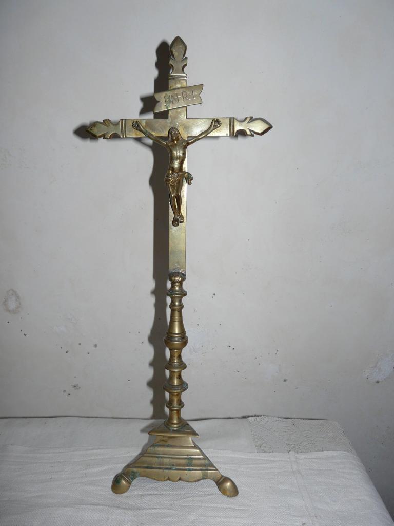 deux croix et six chandeliers d'autel