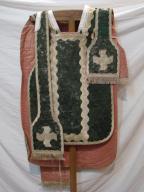 ensemble d'un ornement vert : chasuble, étole de clerc, manipule, voile de calice, bourse de corporal