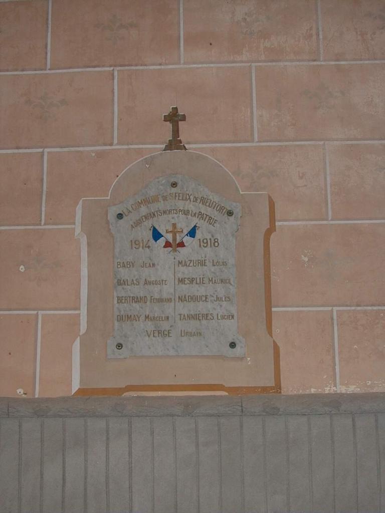 plaque commémorative sur une peinture de la guerre de 1914-1918 et statue sur socle de sainte Jeanne d'Arc
