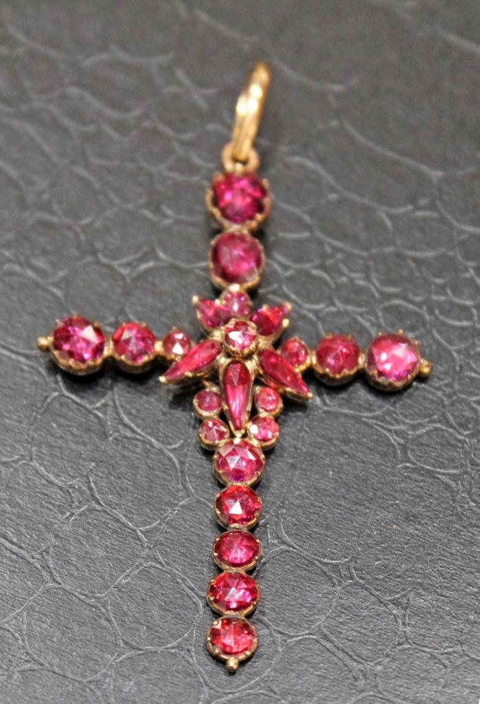 Pendentif en forme de croix