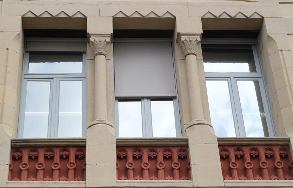 ensemble du décor porté de la façade de l'école Jean Pendariès