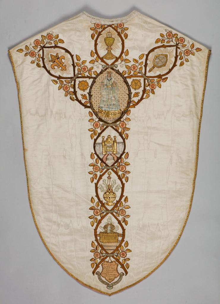 chasuble blanche avec étole