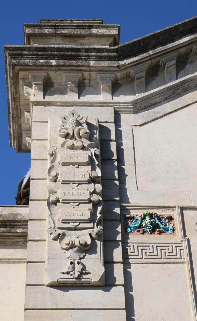 ensemble du décor de la façade du théâtre municipal