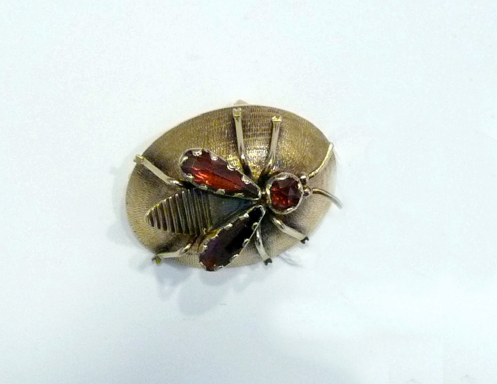 Broche-mouche de Dali