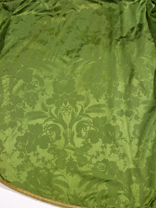 chasuble verte, voile de calice, deux dalmatiques et une chape (n° 5)