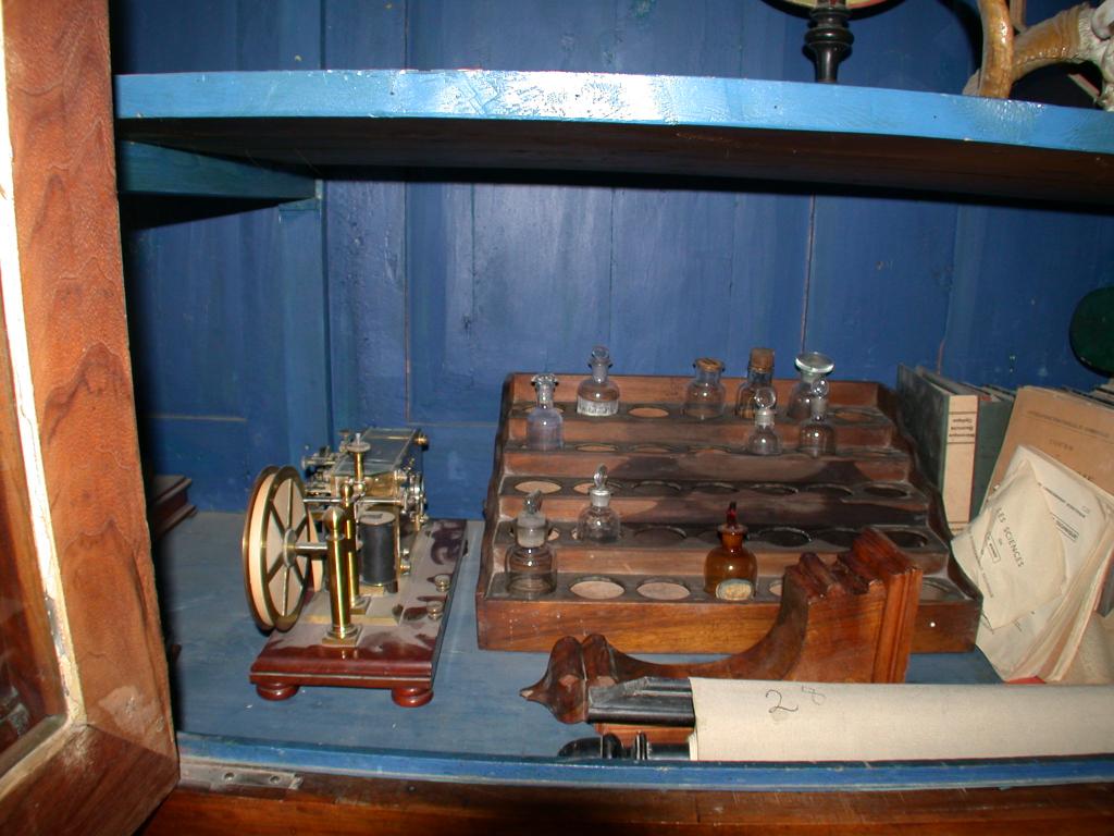 collection d'instruments ou objets pédagogiques