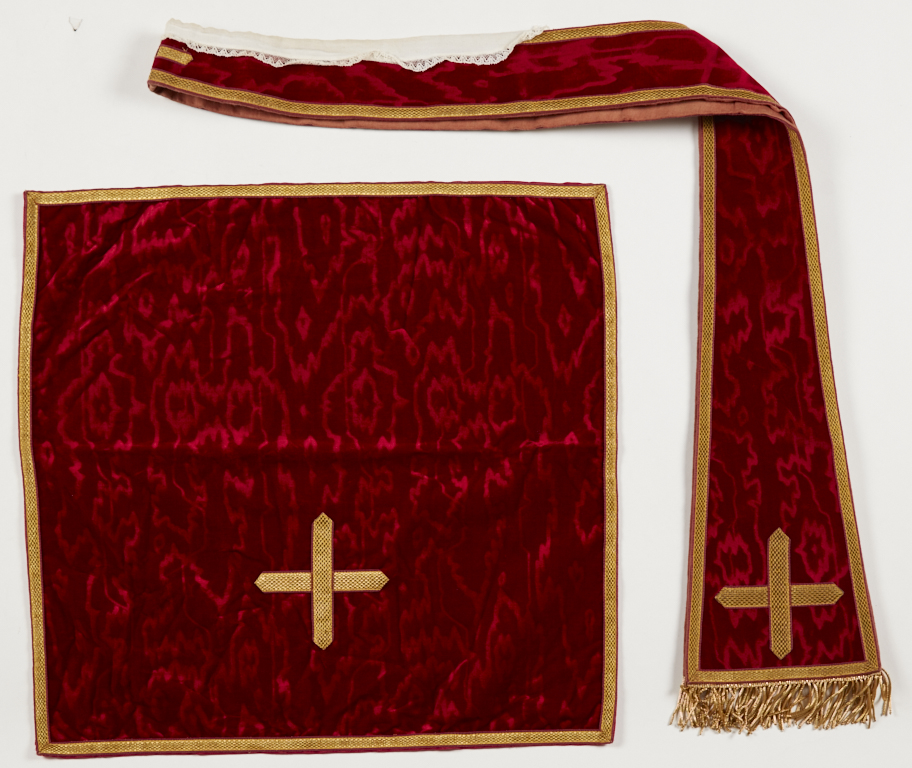 chasuble rouge avec étole, manipule et voile de calice