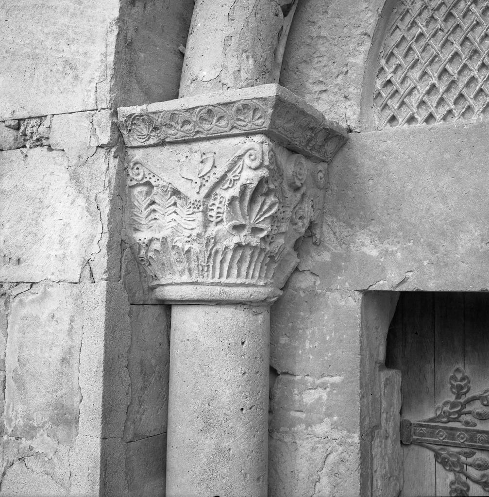ensemble château et église d'Assas