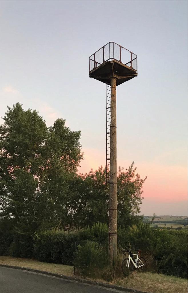 phare aéronautique situé Côte de Monteserre
