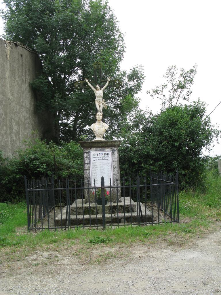 monument aux morts de la guerre de 1914-1918, statue de Jeanne d'Arc et croix monumentale, Christ en croix.