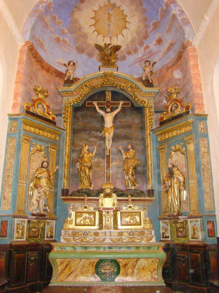 ensemble du retable du maître-autel : autel tombeau, 2 gradins d'autel, tabernacle-exposition architecturé de forme pyramidale, 3 hauts-reliefs : La Crucifixion, 2 statues : Saint Roch et Saint Antoine