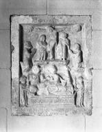 plaque commémorative, bas-relief de Crucifixion