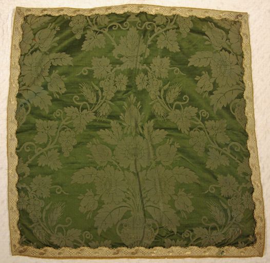 chasuble verte avec étole et voile de calice