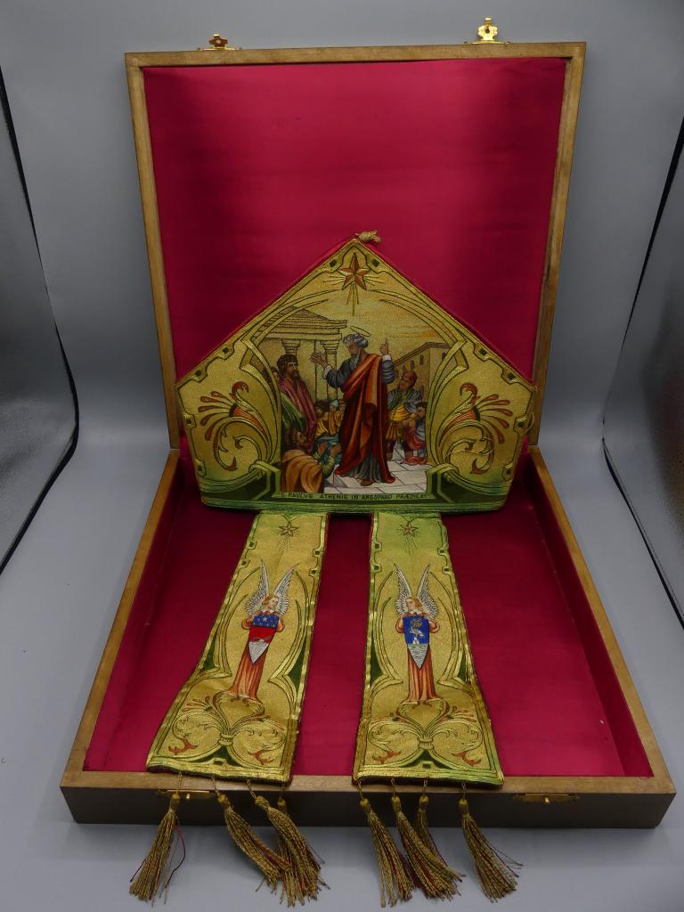 mitre de Mgr Chevrier, molleton et boîte de rangement