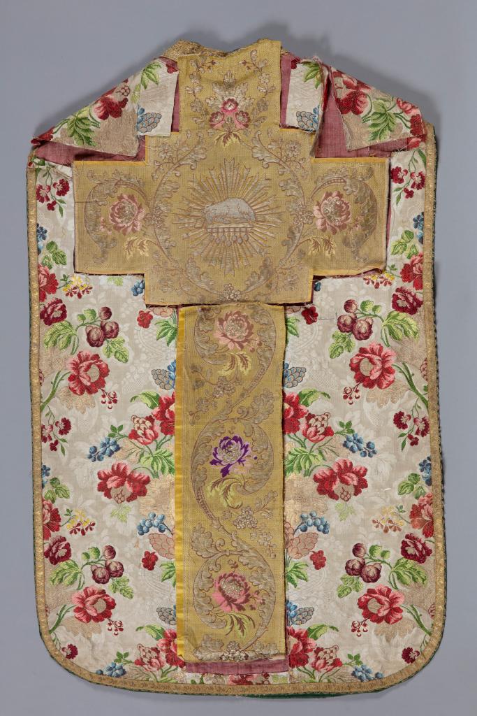 chasuble blanche avec manipule et bourse de corporal.