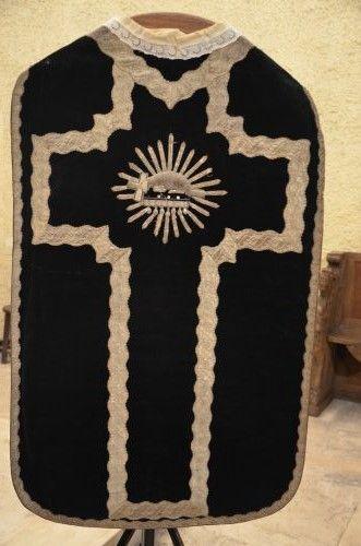 ornement noir : chasuble ; étole ; manipule