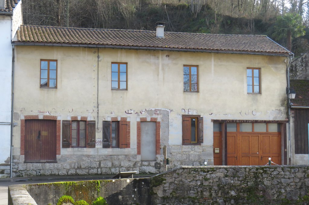 scierie Courrent ; fabrique de peigne en corne Roudière et Ramel, puis Cubilié et Saurel, actuellement logements