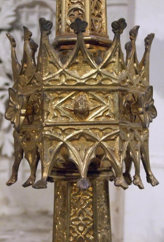 garniture d'autel de style néogothique : croix d'autel et 6 chandeliers d'autel