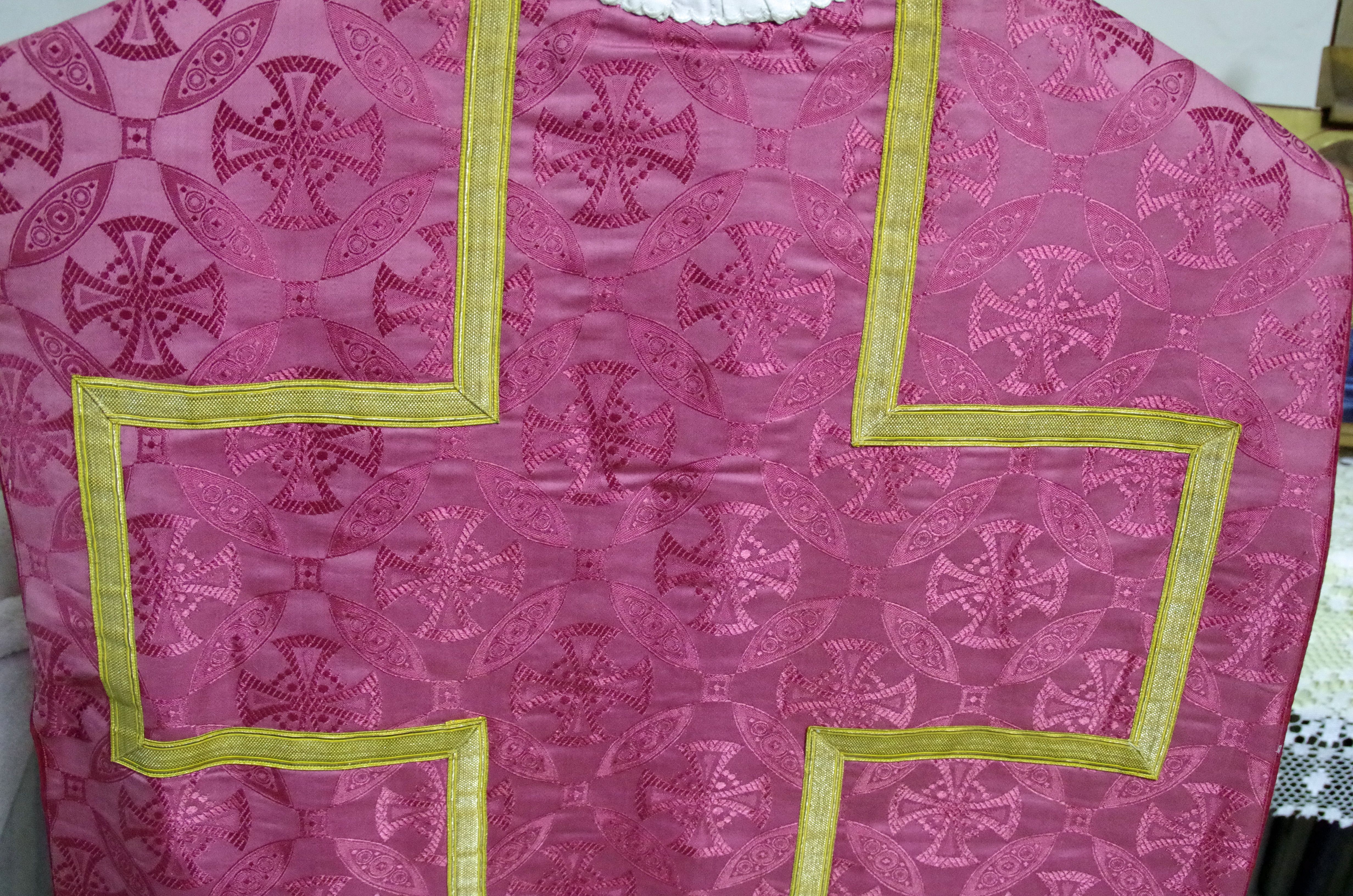 sommaire des textiles de l'église de Saint-Geniès-de-Malgoirès