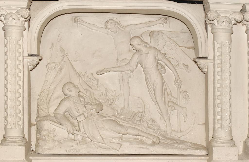 ensemble du monument aux morts de la guerre de 1914-1918 avec l'autel secondaire, les statues (grandeur nature) de Jeanne d'Arc et de Notre-Dame de Lourdes avec leurs consoles.