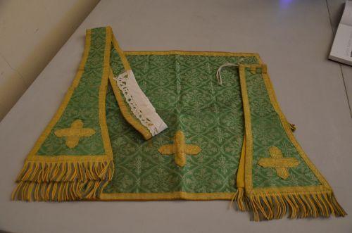 ornement vert : chasuble ; étole ; manipule ; voile de calice