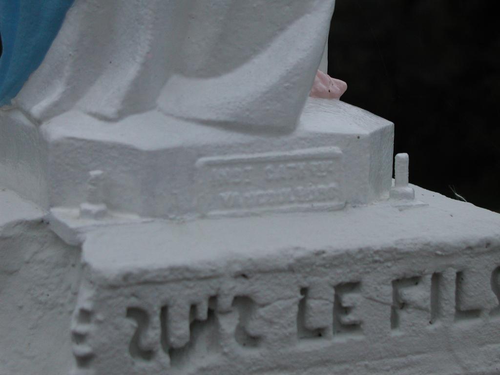 calvaire édicule et ses 3 statues (petite nature) : Christ en croix, la Vierge, saint Jean et sainte Marie-Madeleine