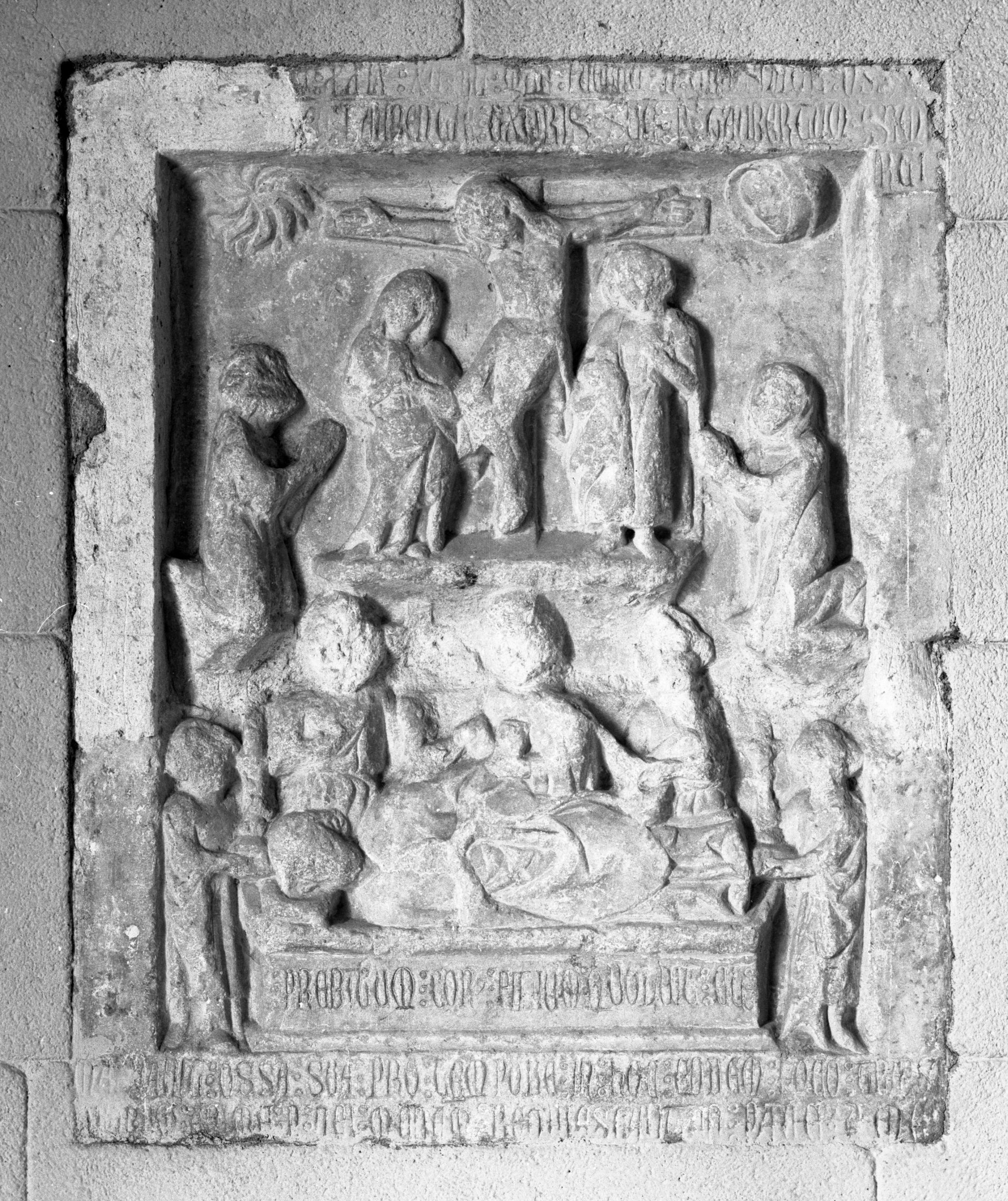 plaque commémorative, bas-relief de Crucifixion