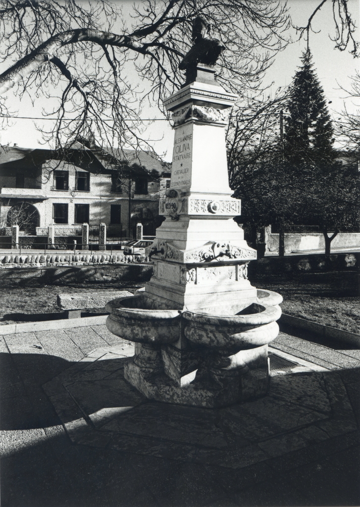 fontaine monumentale de la ville de Rivesaltes et la rivière Agly