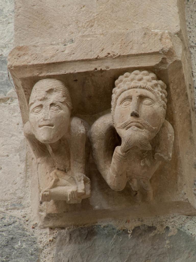 chapiteaux et culots de la nef romane