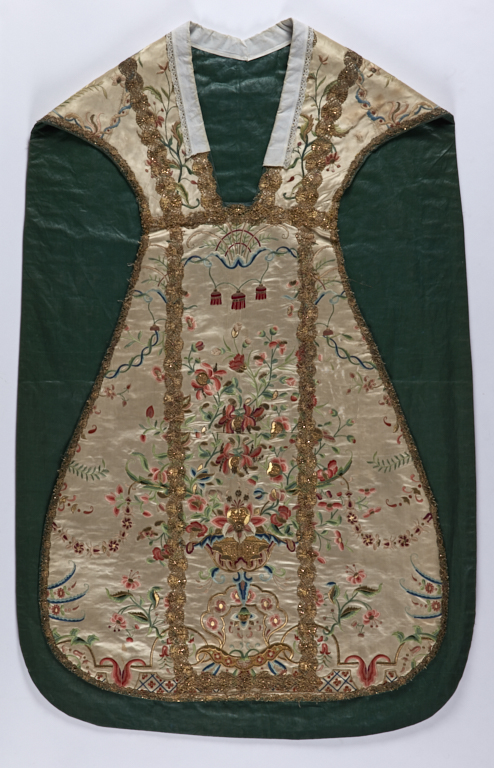 chasuble blanche avec étole, manipule et bourse de corporal