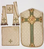 ornement liturgique catholique blanc avec un manipule, deux dalmatiques et une chape (n° 2)