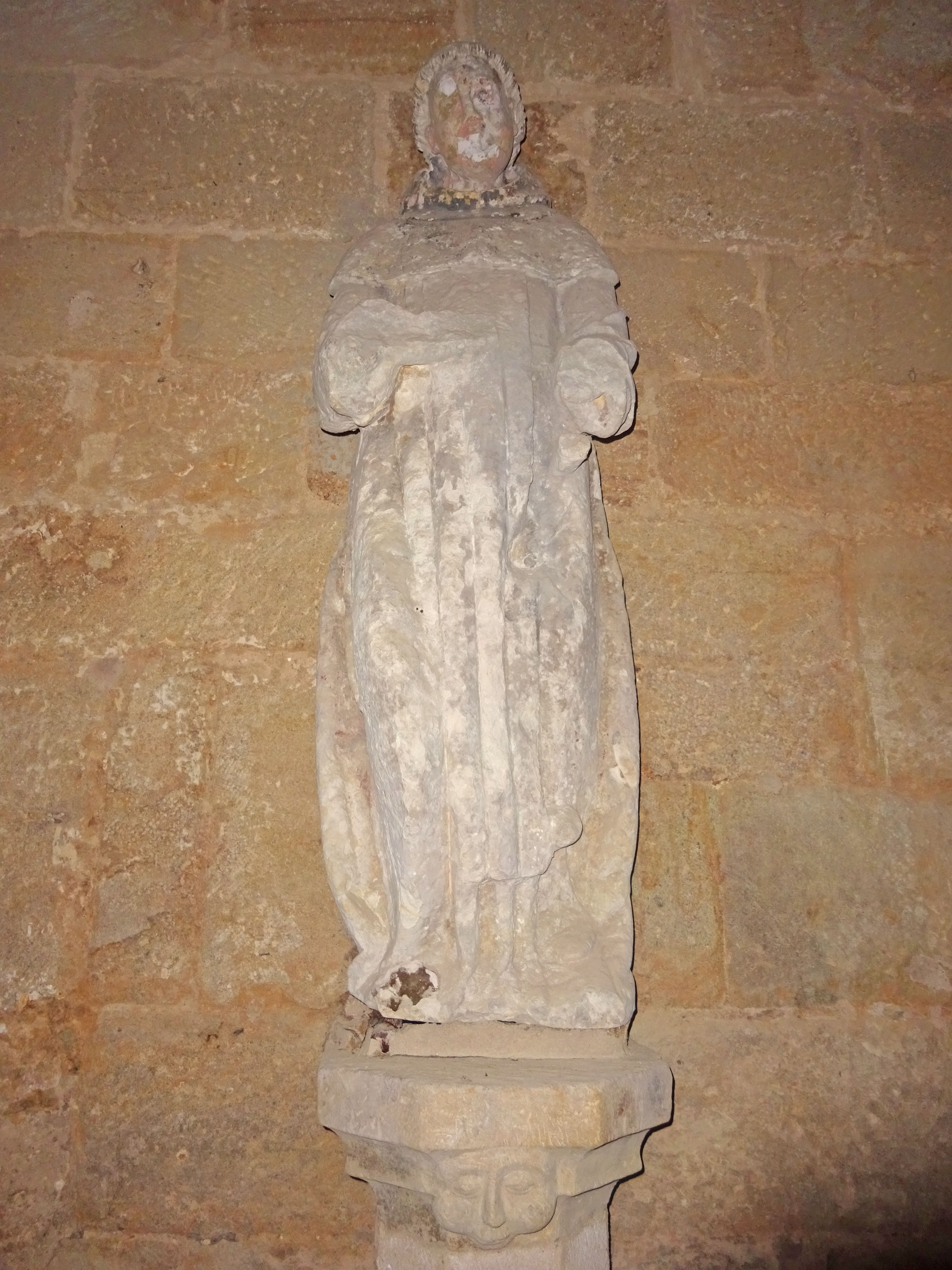 Statue de moine sur une colonne : saint Bernard ?