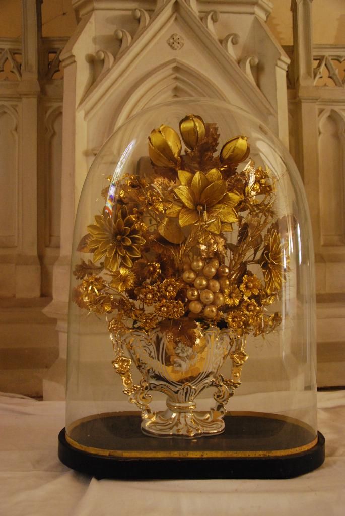 vase-bouquet d'autel sous globe de verre