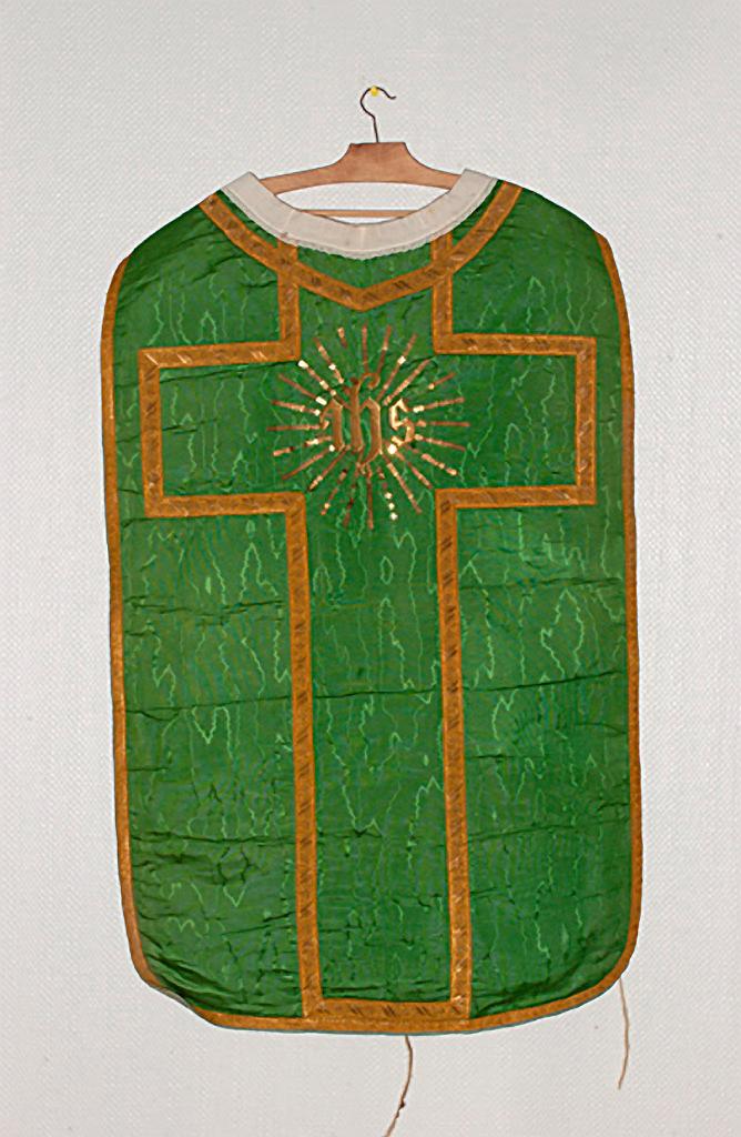 chasuble (ornement vert) : I.H.S.