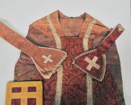 chasuble, manipule, étole, bourse de corporal (ornement rouge)