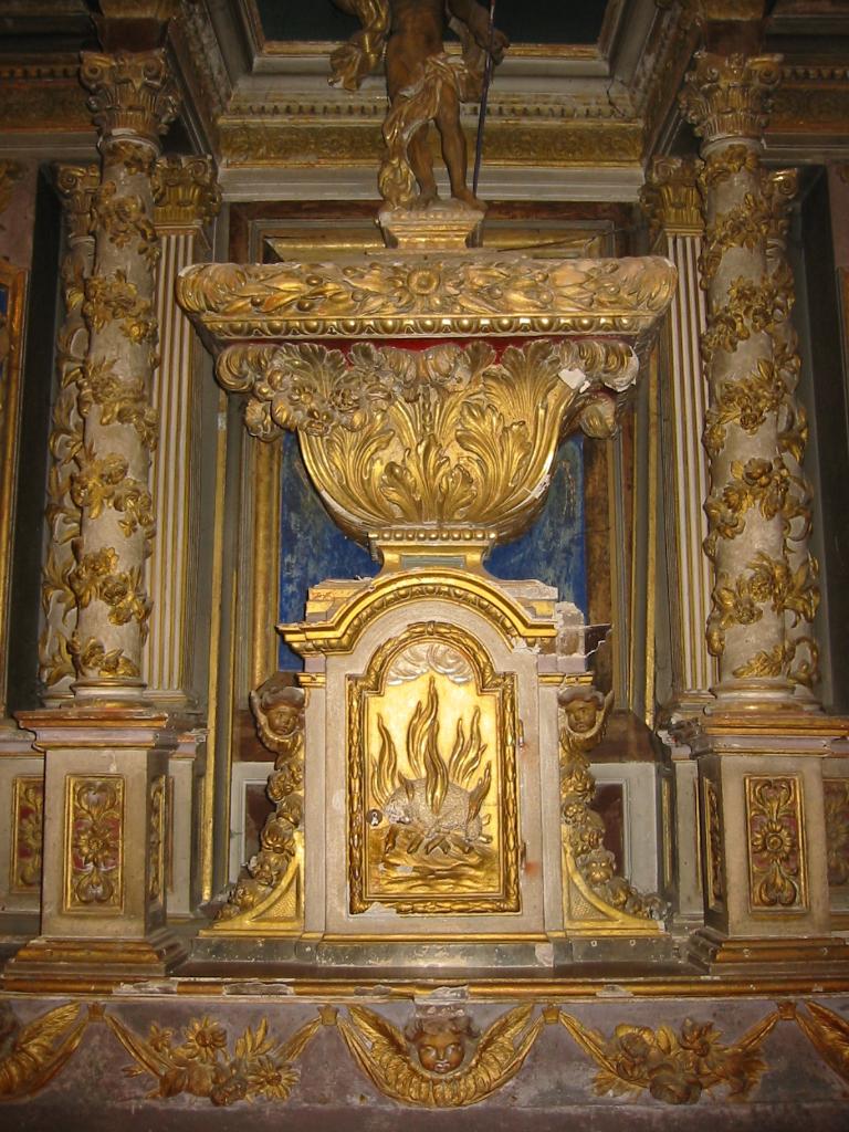 ensemble du retable du maître-autel : retable architecturé, autel tombeau, gradin d'autel, tabernacle, statues (8)