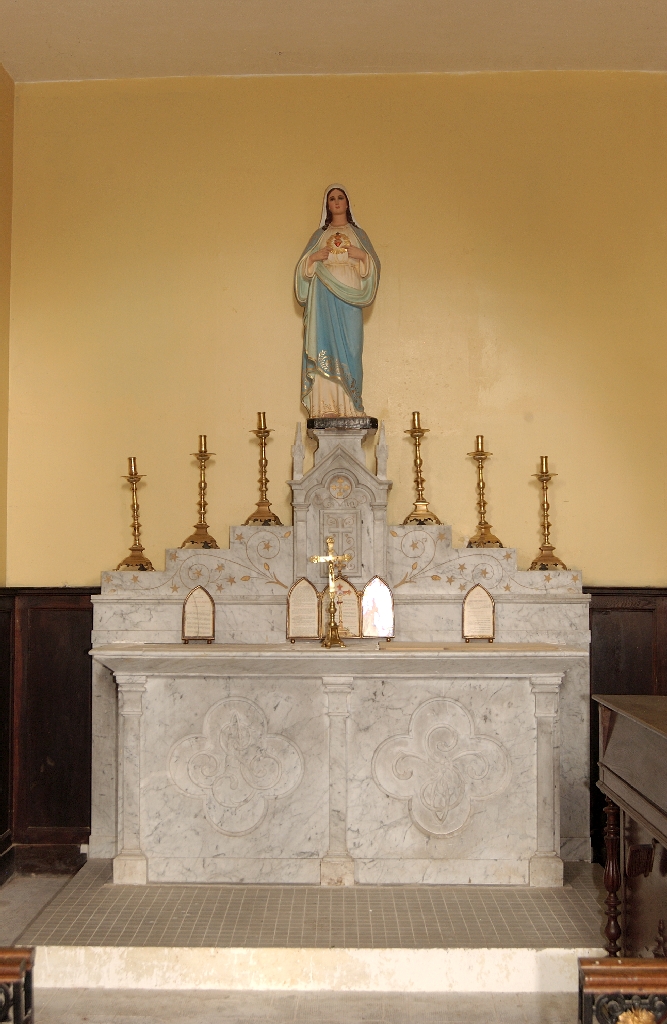 ensemble de l'autel secondaire de la Vierge, de style néo-gothique : autel tombeau, gradin d'autel, tabernacle architecturé et statue (petite nature) : Vierge du Sacré-Coeur
