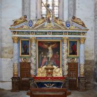 ensemble du retable du maître-autel : retable architecturé, autel tombeau, tableaux : La Crucifixion, Saint Pierre, Saint Paul et statues : Christ de la Résurrection, 4 anges