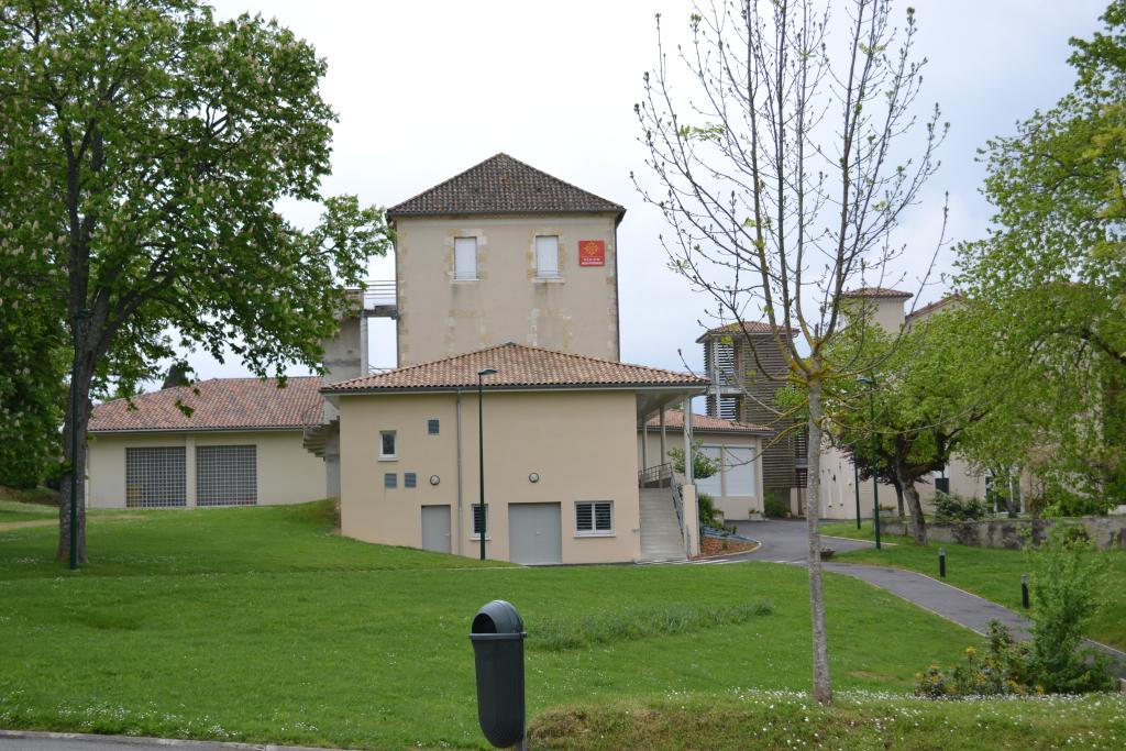 château, puis école des Frères de l'Instruction Chrétienne de Ploërmel, puis école ménagère agricole, aujourd'hui lycée d'enseignement général, technologique et agricole d'Auch Beaulieu-Lavacant