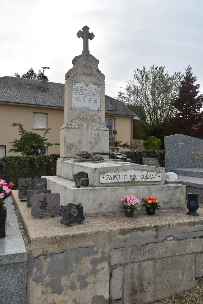 tombeau de la famille Bec-Couderc (dalle et stèle funéraire)