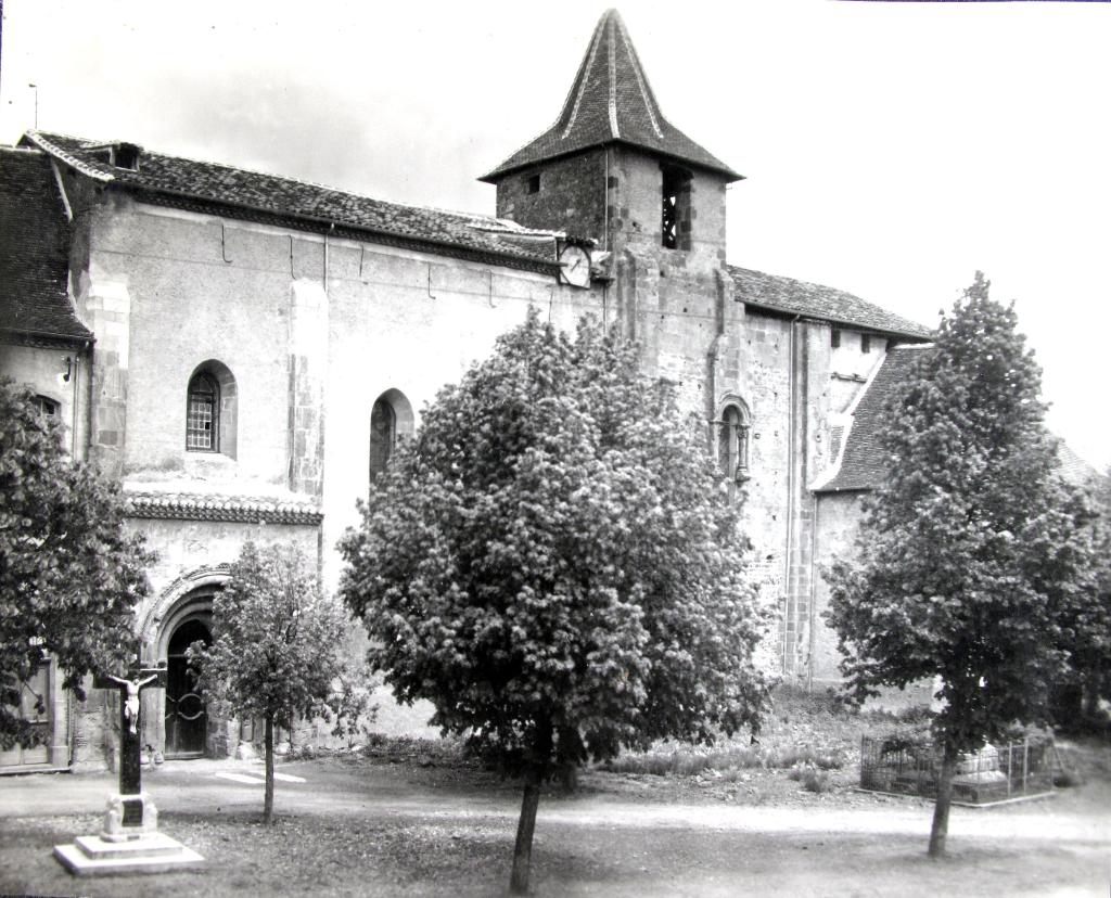 ancienne abbatiale bénédictine actuellement église paroissiale Saint-Pierre