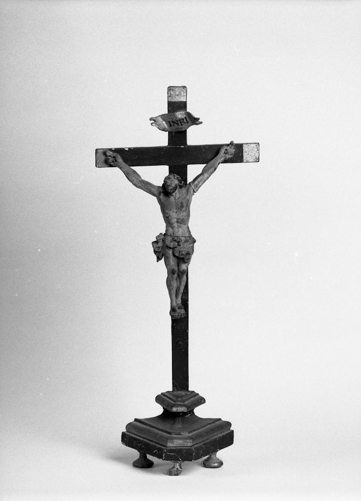 ensemble de 4 croix d'autel : Christ en croix