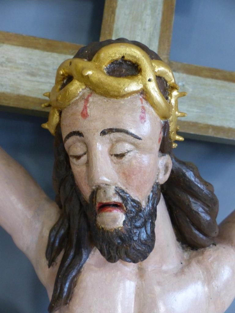 croix de procession et statue : Christ en croix