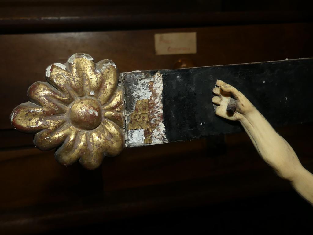 croix d'autel et statuette du Christ en croix