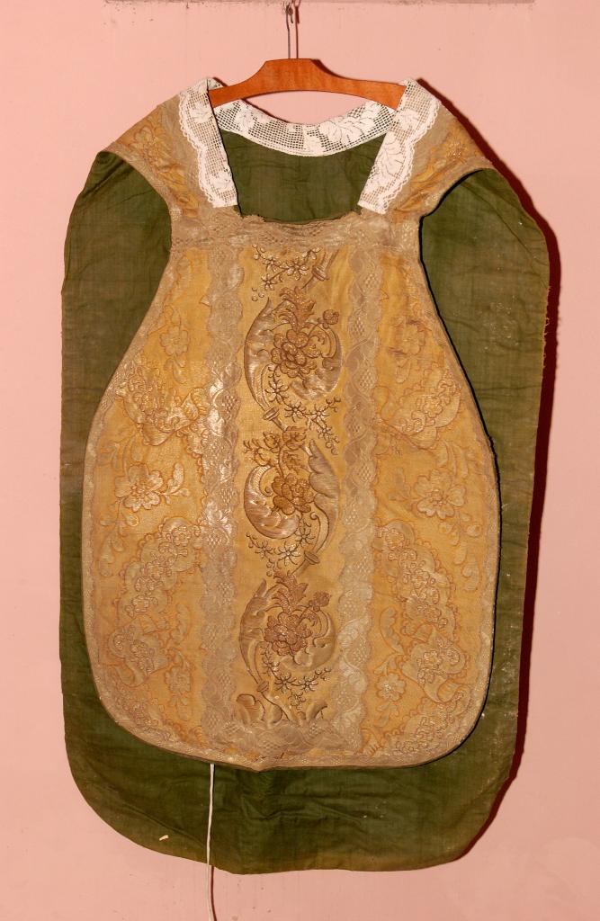 ensemble d'un ornement jaune : chasuble, voile de calice