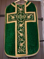 ornement vert : chasuble, étole de clerc, voile de calice