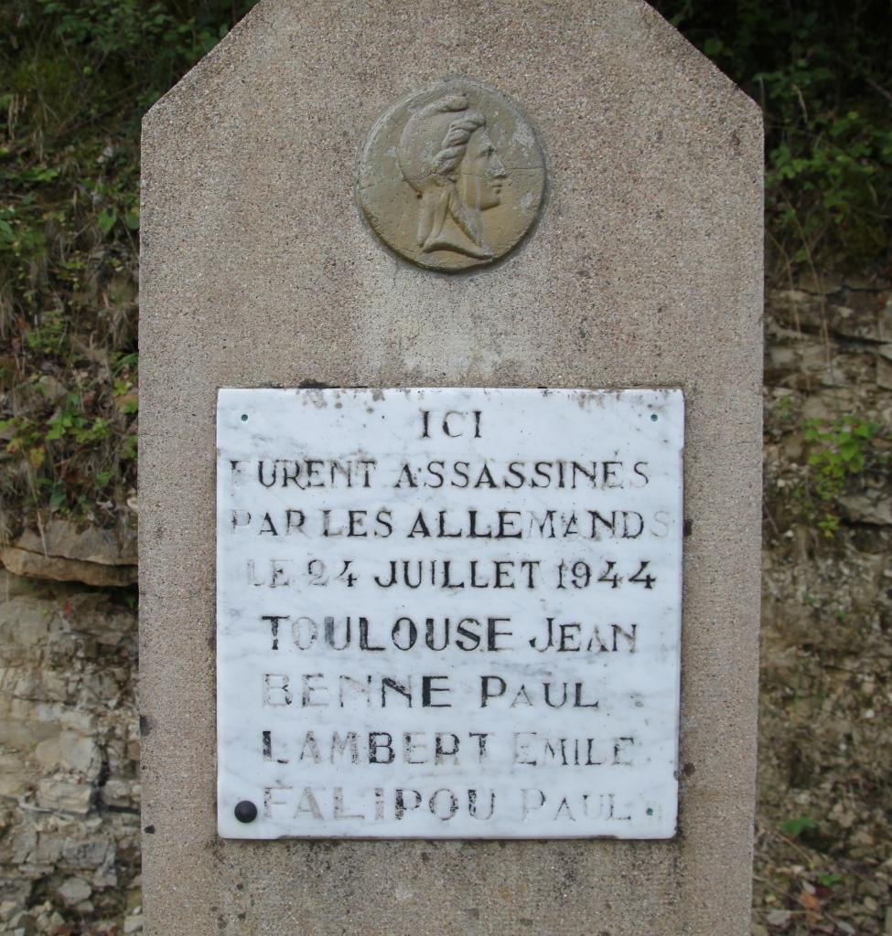stèle à la mémoire des quatres fusillés du Bois du Couati