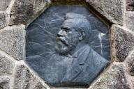 bas-relief : portrait de Franz Schrader