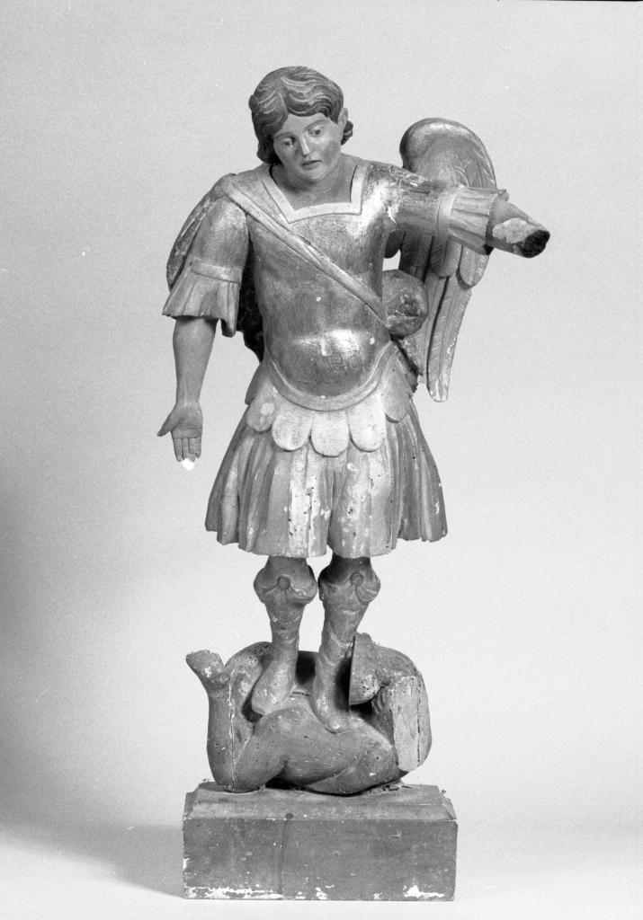Statuette de saint Michel terrassant le dragon